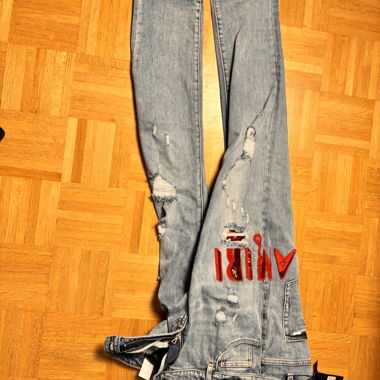 Graue Destroyed-Jeans mit roter Stickerei