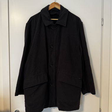 Manteau gris foncé avec boutons et fermeture éclair