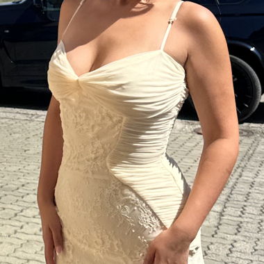 VANILLEFARBENES ABENDKLEID 