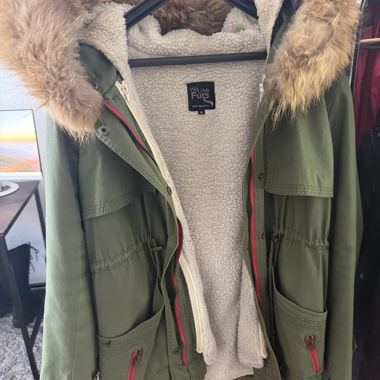 Parka verde oliva con cappuccio in pelliccia