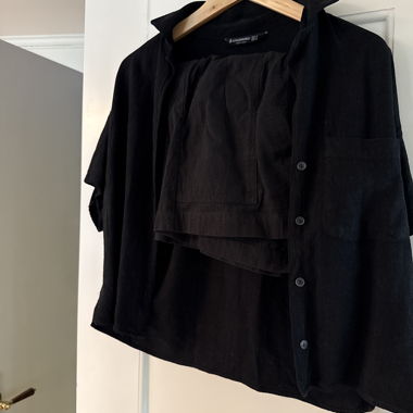 Set con camicetta nera e pantaloncino