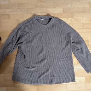 Grauer Strickpullover
