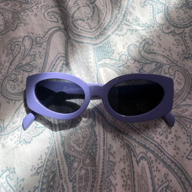 Lunettes de soleil violette
