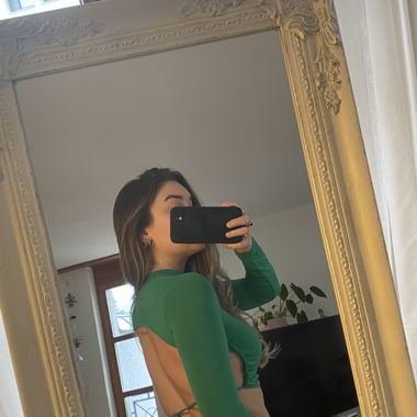 Grünes langärmliges Crop Top mit Rückenausschnitt