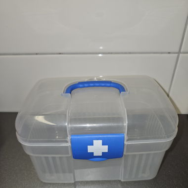 Boîte de premiers secours compacte et pratique.
