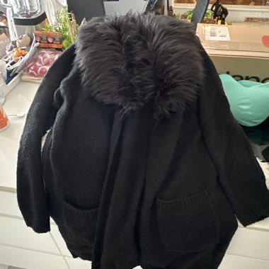 Schwarze Winterjacke mit Fellkapuze