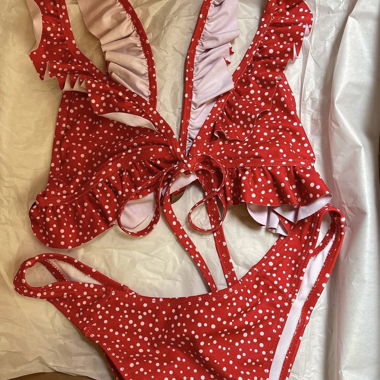 Rot gepunkteter Bikini