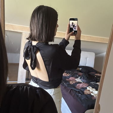 Blusa in raso con schiena scoperta