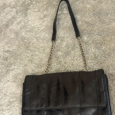 Borsa a spalla nera con catena