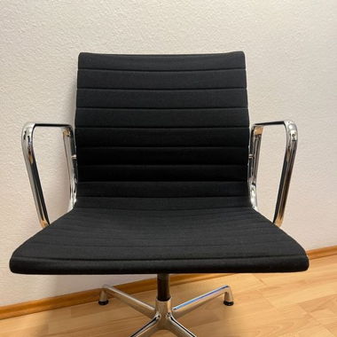 Vitra Original, Designklassiker Eames EA105