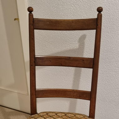 Antiker Stuhl mit Gobelin besticktem Sitzkissen