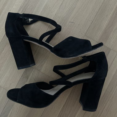 Escarpins noirs à brides