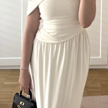 Sehr schönes Kleid, nie getragen.