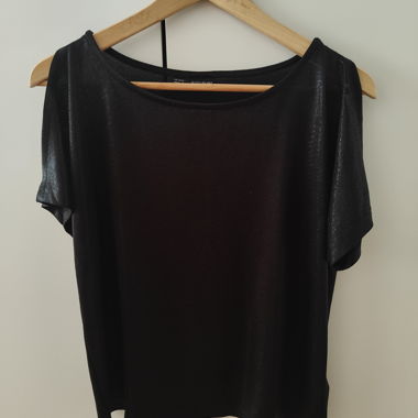 T-shirt avec les époles ouverts