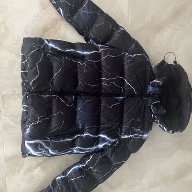 Doudoune noire à motif éclairs