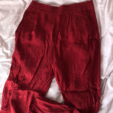 Rote Satin-Hose