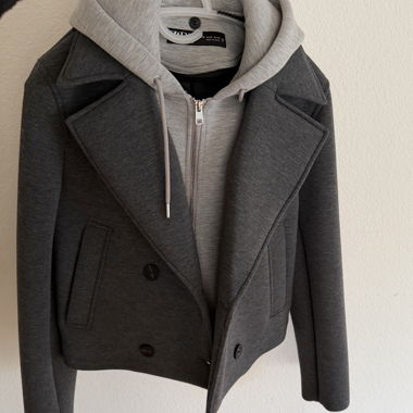 Cappotto corto grigio Zara con cappuccio integrato