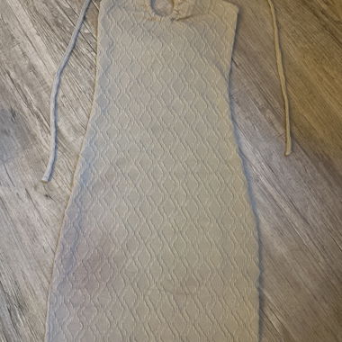 Beige Mini- Kleid mit Schnürung