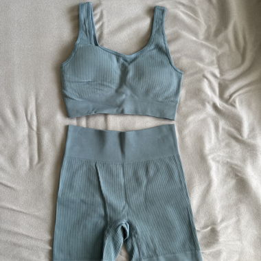 Set sportivo con top e shorts