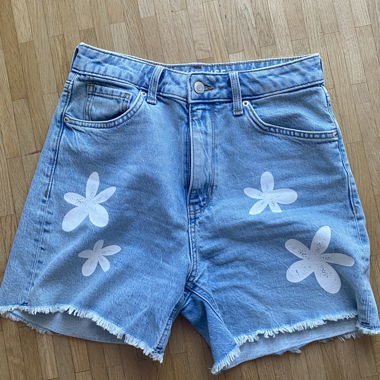 Pantaloncini in jeans con fiori bianchi, C&A, taglia 38