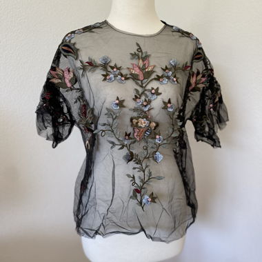 Blouse transparente à fleurs