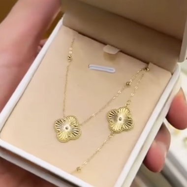 Collana fiore in oro 18 carati