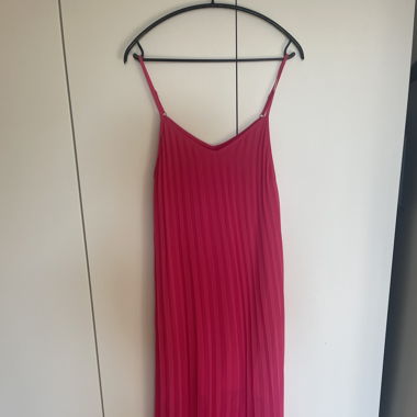 Rosa Plissee-Kleid