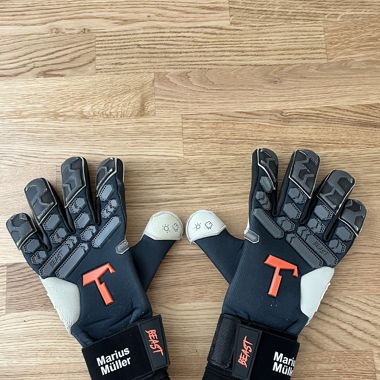 Titan Goalkeeper gloves, size 9