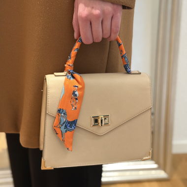 Sac à main beige avec bandoulière