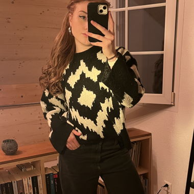 Maglione nero con motivo grafico