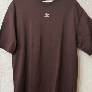 T-shirt Adidas Brun foncé