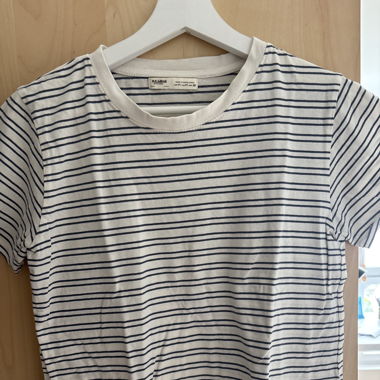 blau weiss gestreiftes Tshirt