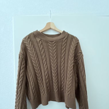 Brauner Pulli mit Zopfmuster