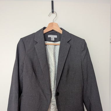 Grauer, kurzer Blazer