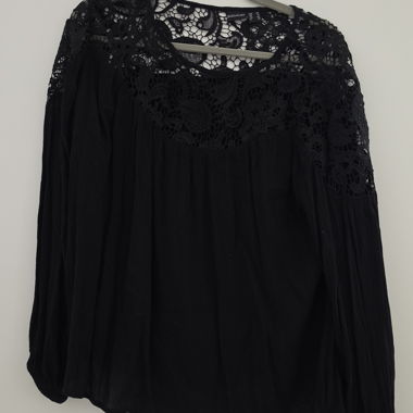 Schwarze Bluse mit Spitze