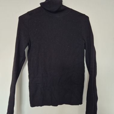 Schwarzer Rollkragenpulli