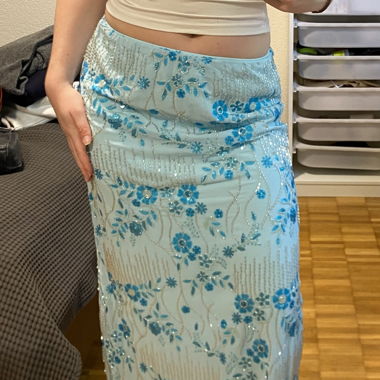 gonna lunga fino al pavimento in azzurro chiaro con paillettes