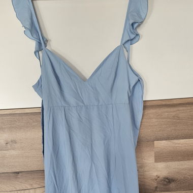 Robe bleu clair à bretelles papillon