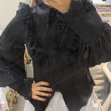 Blusa gotica nera con volant