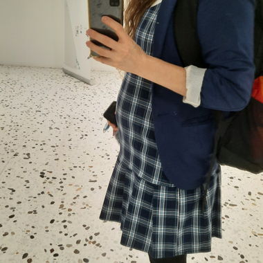 Kariertes Latzkleid, Faltenrock