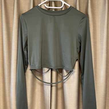 langarm croptop mit rücken cut outs