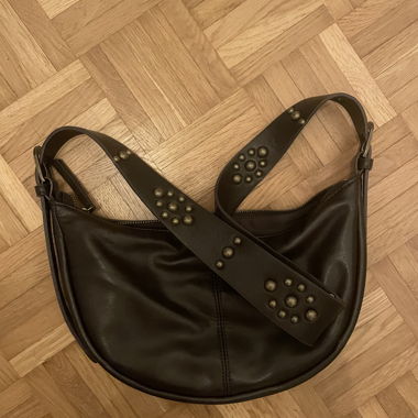 Borsa a tracolla con borchie
