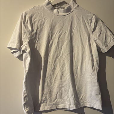 Weisses T-Shirt mit Stehkragen