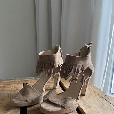 Absatzschuhe mit Fransen