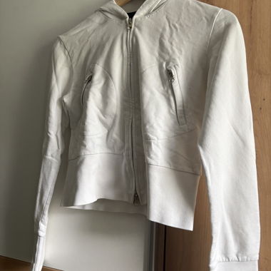 Veste blanche avec capuche (stef in time)