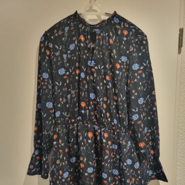 Geblümtes Kleid