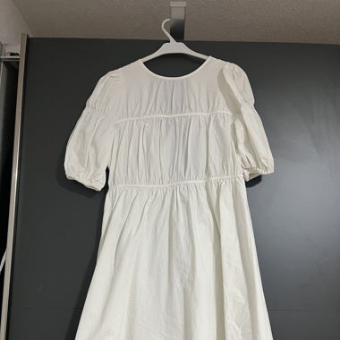 Süsses Kleid mit Rückendetails