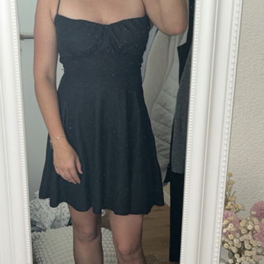 Schwarzes Rückenkleid (glitzernd)