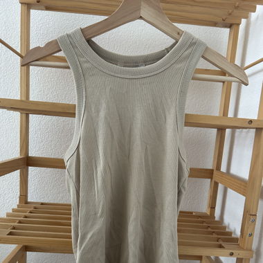 2 débardeurs moulants, 1 gris et 1 beige. 
