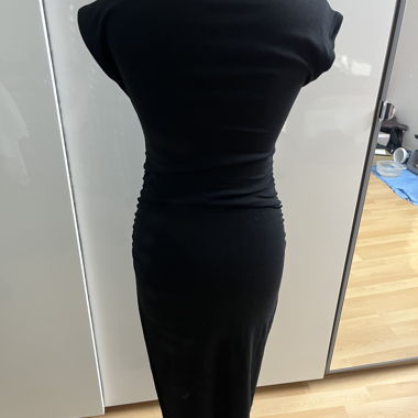 Schwarzes figurbetontes Kleid